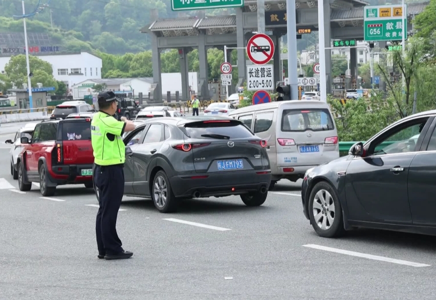 徽杭高速迎來車流高峰 皖歙縣多方聯(lián)動疏堵保暢