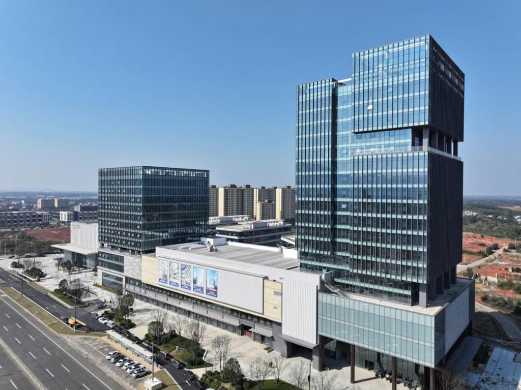 長(zhǎng)沙臨港產(chǎn)業(yè)開(kāi)發(fā)區(qū)首個(gè)高端人才公寓 「臨港泊寓」 揭牌 完善配套賦能區(qū)域發(fā)展