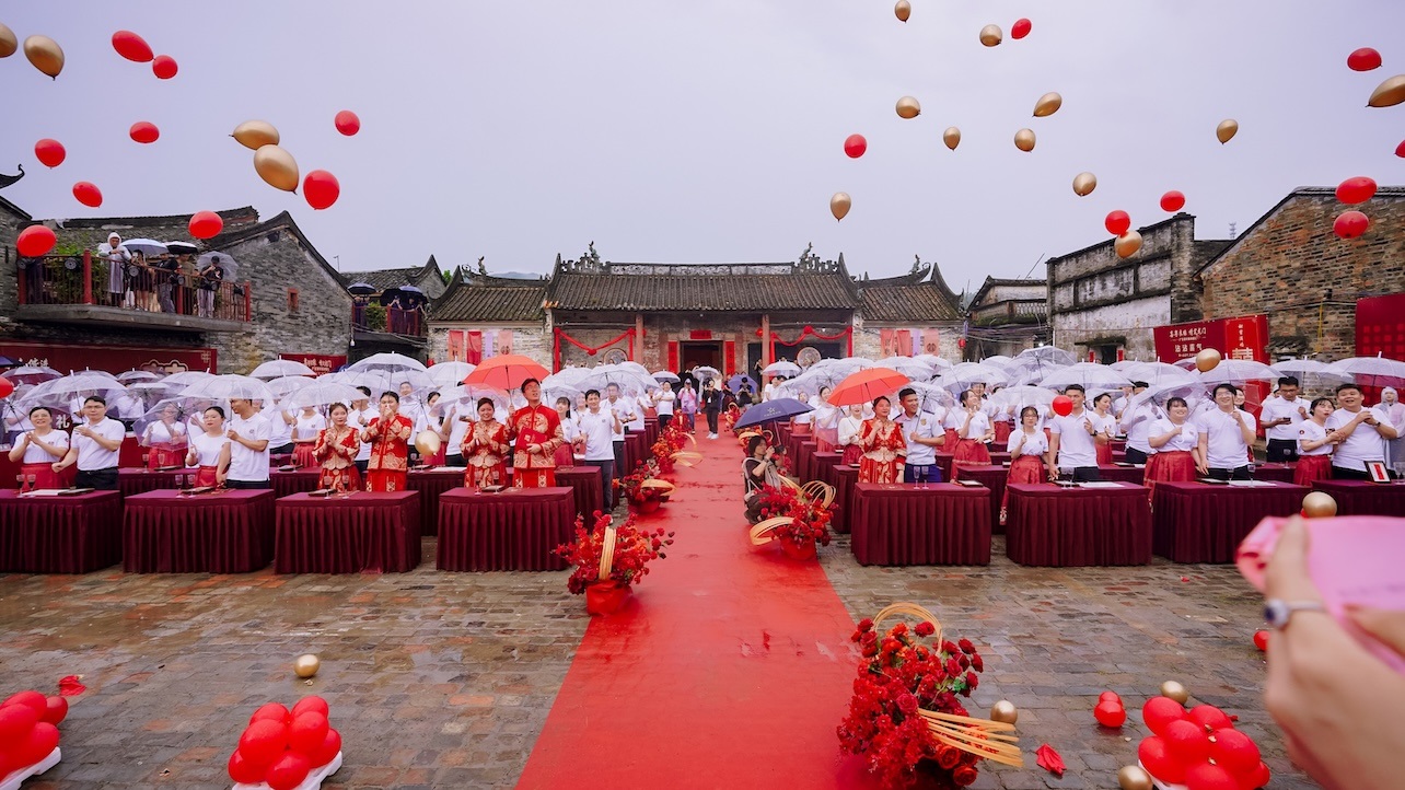 逾千對(duì)佳偶共植林 廣東舉行青年集體婚禮暨「有喜事 來種樹」活動(dòng)