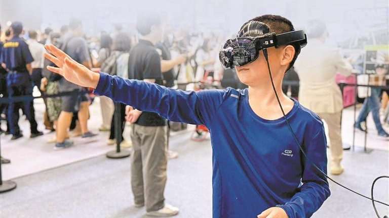 「看」見未來！1000+顯眼包亮相 首個聚焦智能終端垂直領域的專業(yè)展會在深開幕