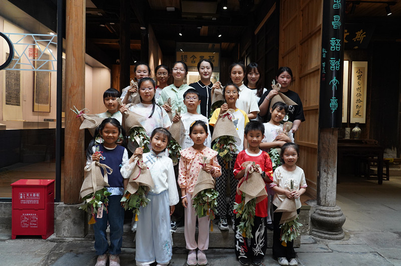 皖屯溪區(qū)：親子紮艾束 香滿迎端午