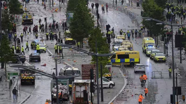 英國(guó)利物浦汽車(chē)衝撞人群事件已致27人受傷