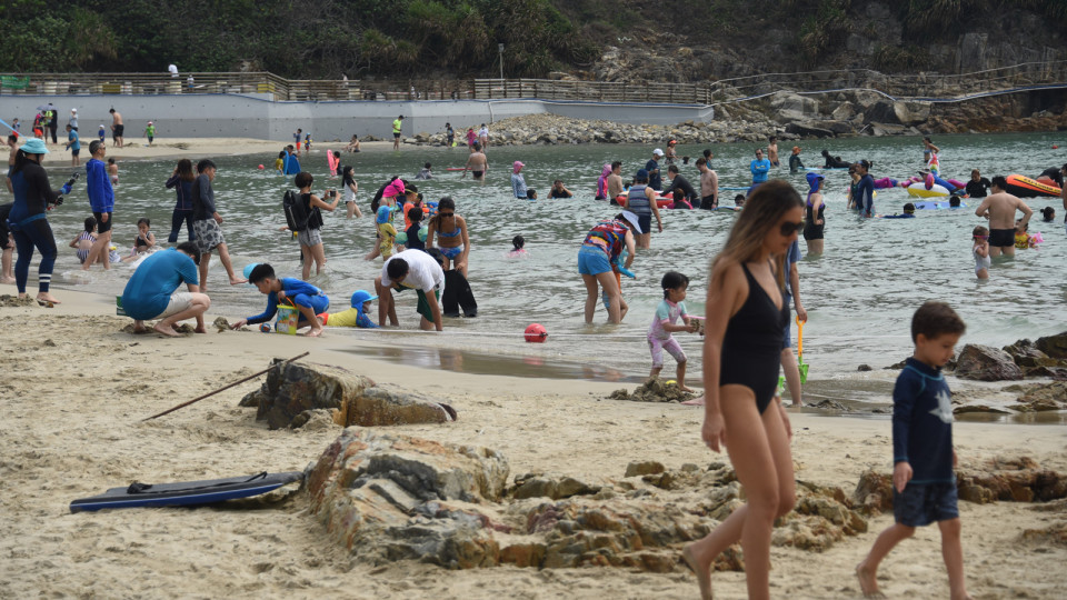 康文署：由於大浪關(guān)係 數(shù)個泳灘懸掛紅旗