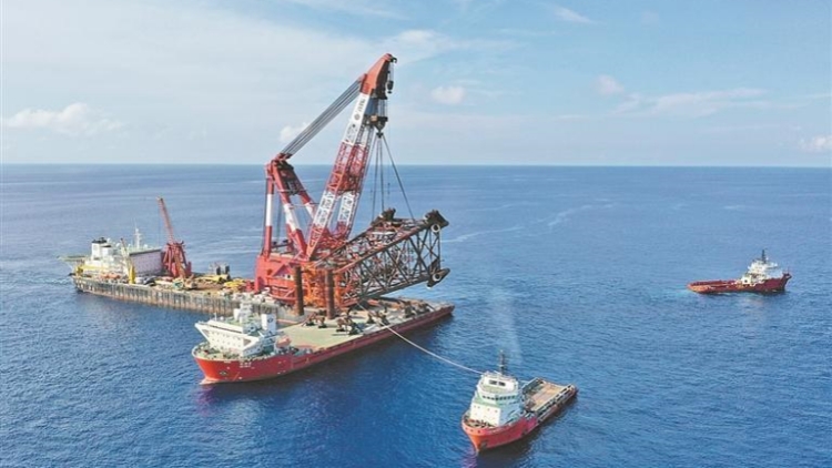 4000噸巨無霸海上精準(zhǔn)對接 可在陸地遠(yuǎn)程操控生產(chǎn)