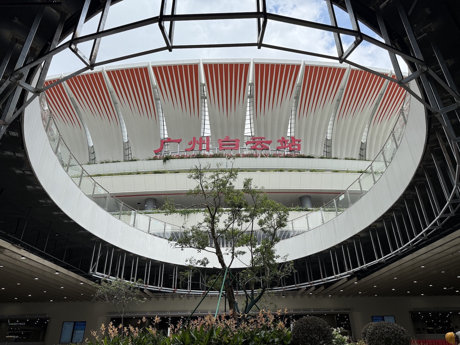 廣州地鐵十二號線東、西段開通在即 記者率先體驗六線換乘廣州白雲(yún)地鐵站