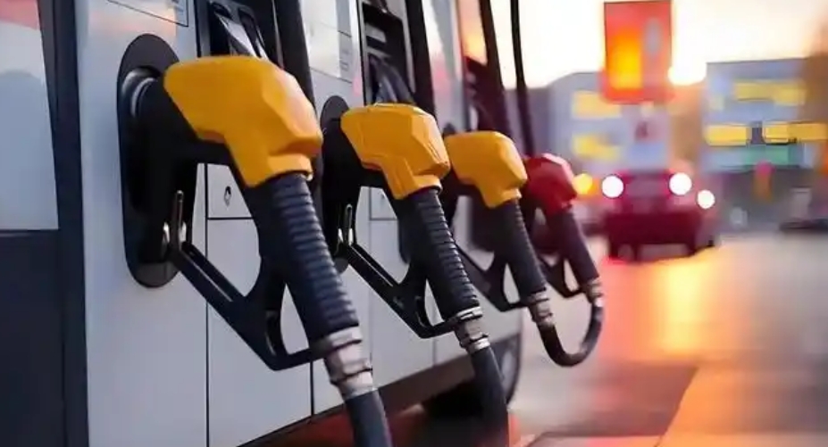 國內(nèi)成品油價今晚上調(diào)，加滿一箱油多花10元