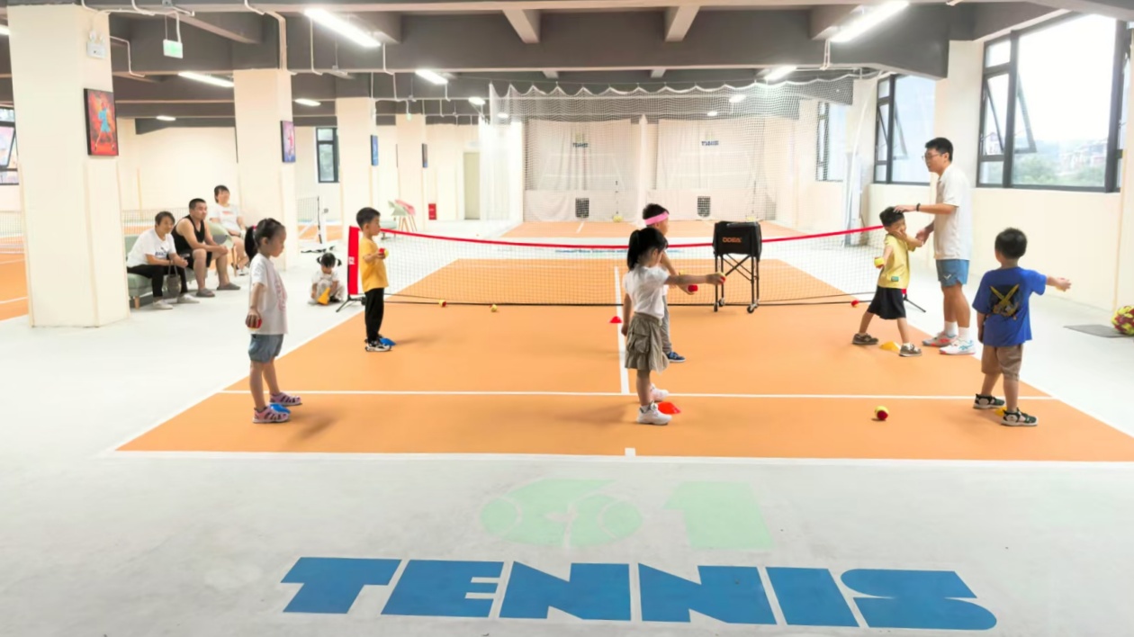 深圳橫崗公益網(wǎng)球進(jìn)社區(qū)  豐富居民精神文化生活