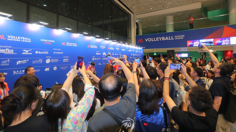 有片｜中國女排有求必應 自拍、簽名令球迷瘋狂