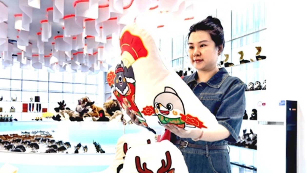 「魚(yú)熊CP」萌力全開(kāi) 第七屆黑龍江省旅發(fā)大會(huì)IP帶火東極文創(chuàng)熱