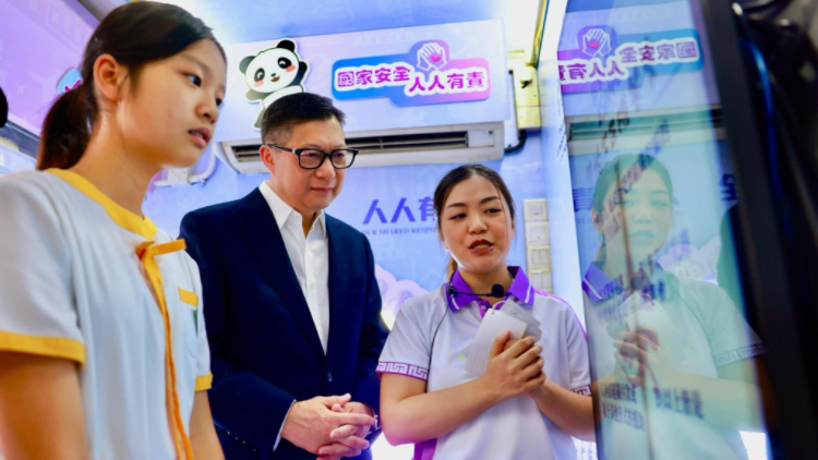 鄧炳強(qiáng)參觀校園國安宣傳車 指國安和文化傳承需代代接力