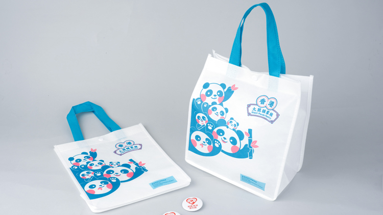 愛國主義教育工作小組派發(fā)「香港大熊貓家族」手提袋 加強培養(yǎng)年輕一代愛國愛港情懷