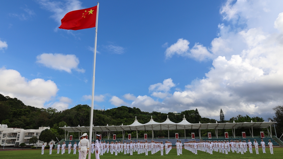有片｜香港回歸祖國28周年 駐港部隊舉行升國旗儀式