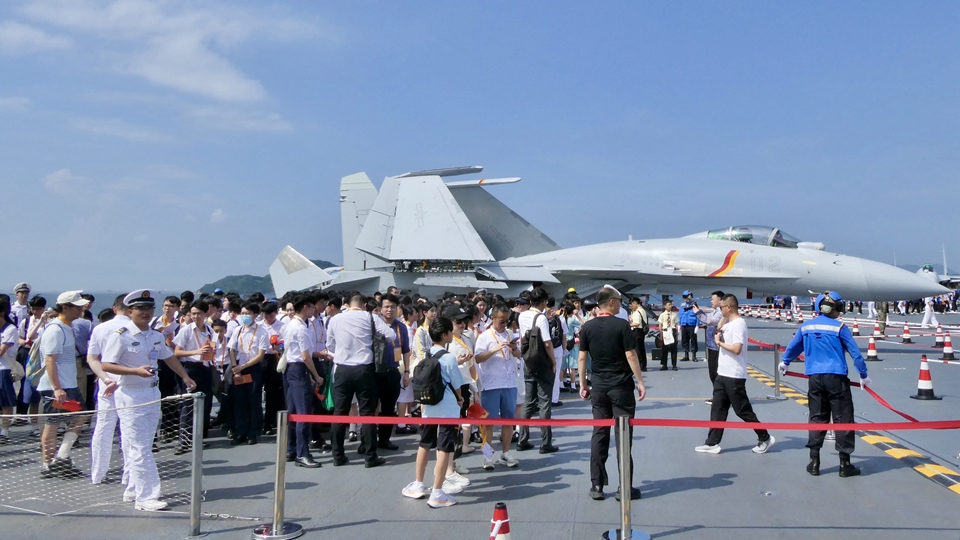 央視：兩艘航母首次對公眾開放都在香港 向世界展示維護地區(qū)和平穩(wěn)定能力