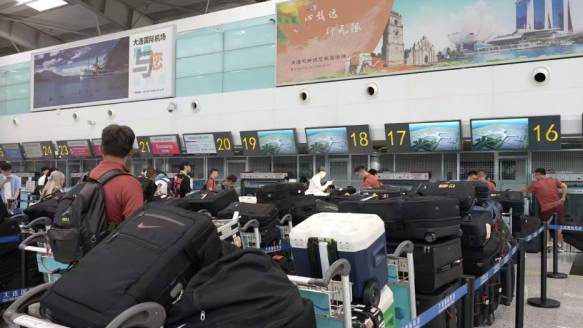 被指出征東亞杯攜較多行李 國(guó)足：51人託運(yùn)140件 均為必要物資