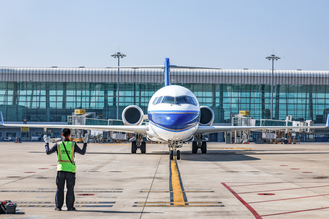 有片︱國產(chǎn)C909客機(jī)南航運(yùn)營五載 旅客運(yùn)輸量累計超440萬人次