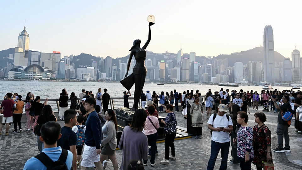 【建評】施政報(bào)告須拼經(jīng)濟(jì)惠民生