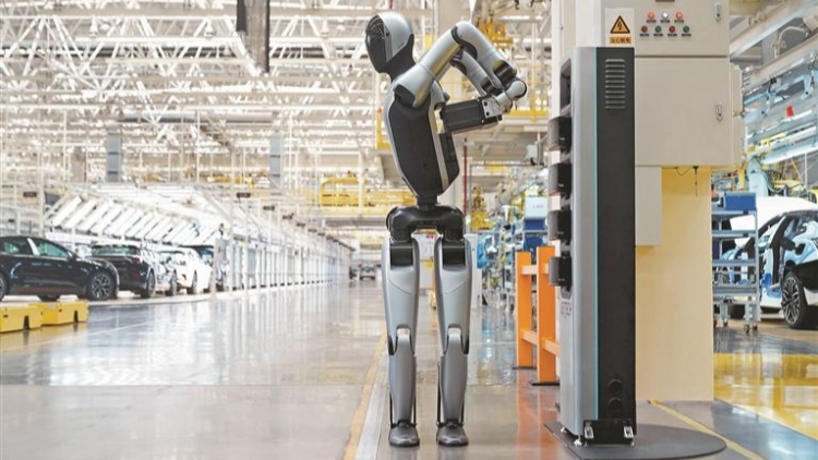 「深圳造」機(jī)器人三分鐘內(nèi)實(shí)現(xiàn)自主換電