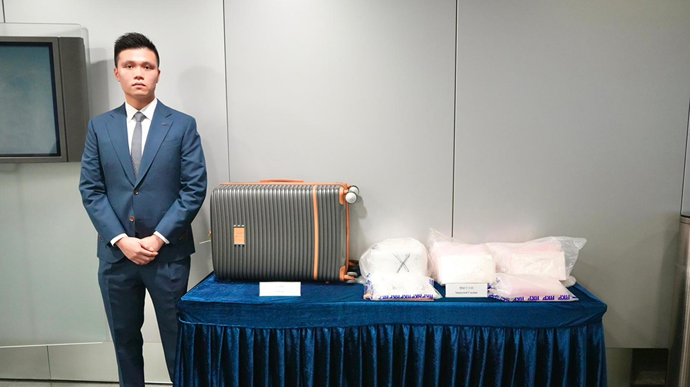 警方機(jī)場(chǎng)拘外籍男 檢1600萬(wàn)元可卡因