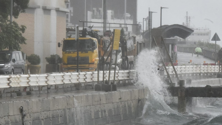 天文臺：考慮在晚上7時至9時改發(fā)3號強(qiáng)風(fēng)信號