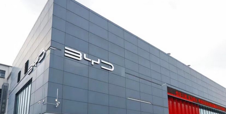 比亞迪：匈牙利工廠計劃今年年底前啟動生產(chǎn)，目標(biāo)峰值產(chǎn)能30萬輛。