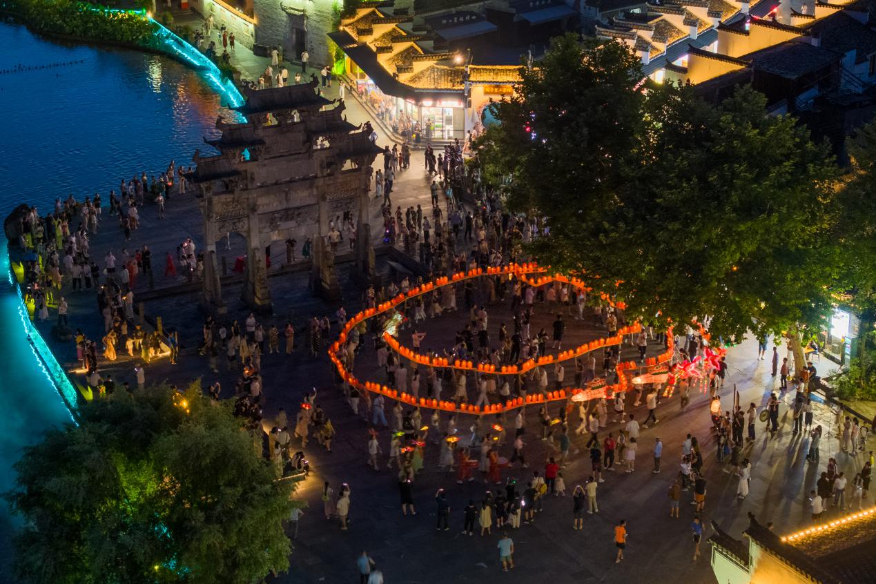 皖黟縣：西遞「板凳龍」的青春之舞