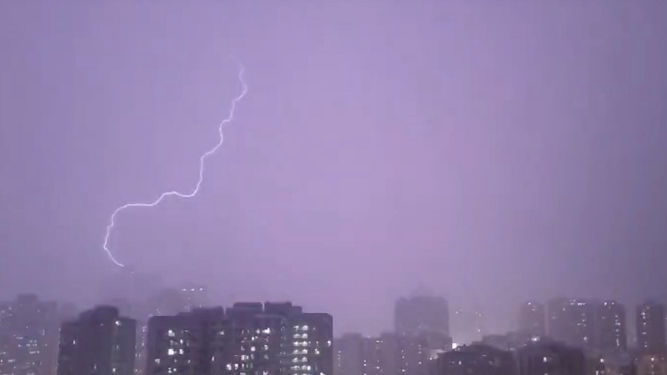 天文臺(tái)發(fā)紅色暴雨警告信號(hào) 預(yù)料本港可能受冰雹影響