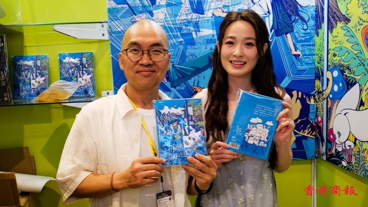 有片丨 《失敗的我被放上了置物架》動(dòng)漫節(jié)首天熱賣600本 曹志豪蔡潔開發(fā)周邊產(chǎn)品 盼吸引更多讀者