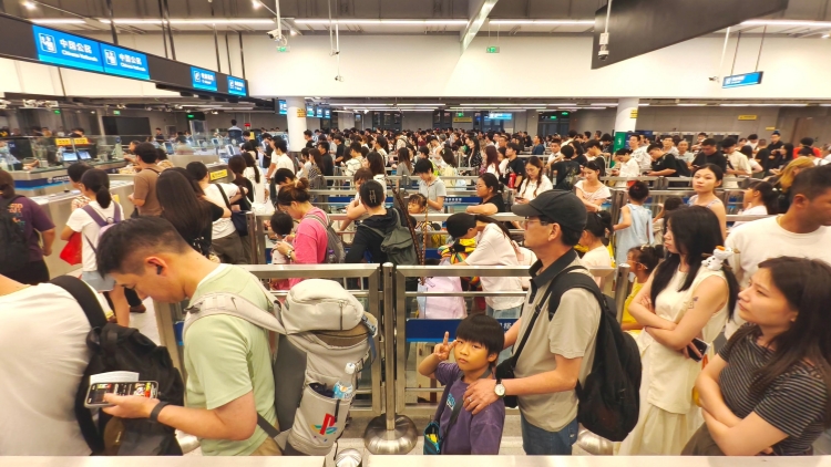 皇崗邊檢站全天共查驗出入境人員30.8萬人次 創(chuàng)復關以來新高