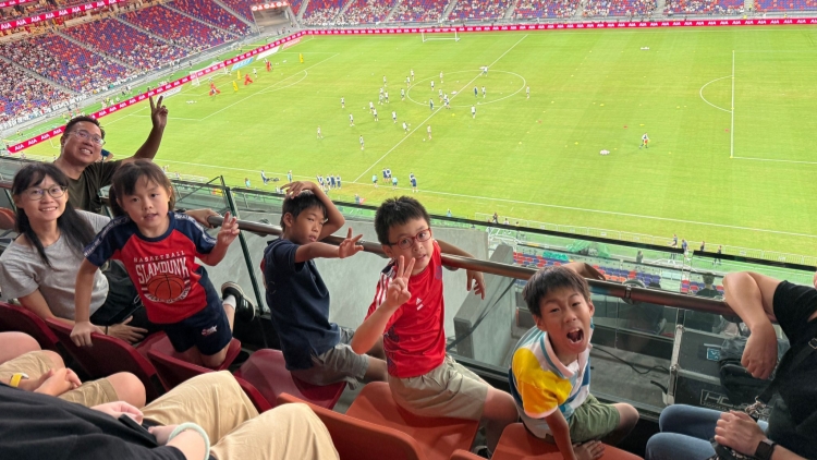 啟德體育園邀請(qǐng)12個(gè)家庭約40人到訪零售館與主場(chǎng)館