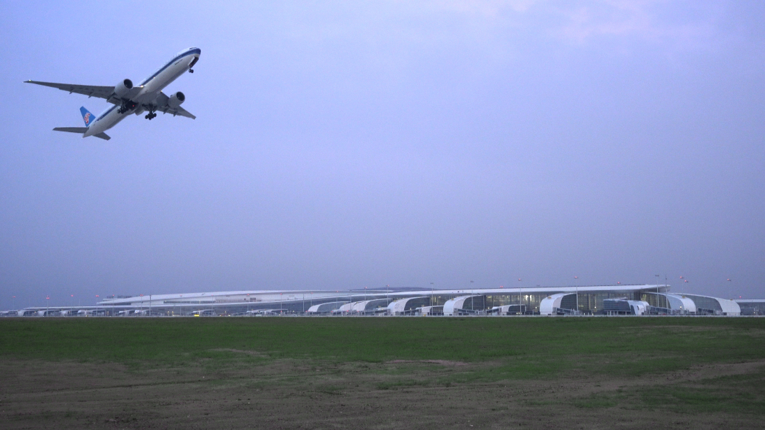 有片︱穗白雲(yún)機(jī)場第五跑道成功試飛