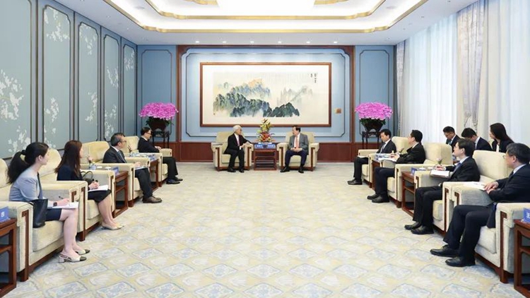 夏寶龍會見香港保監(jiān)局主席姚建華、行政總監(jiān)張雲(yún)正一行