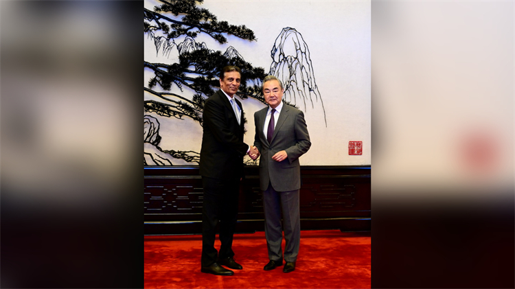 王毅會(huì)見(jiàn)美中貿(mào)易全國(guó)委員會(huì)董事會(huì)代表團(tuán)