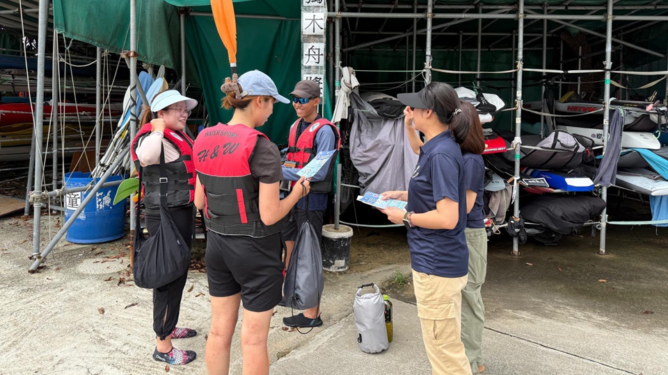 水警西貢碼頭派宣傳單張 籲市民注意安全及留意天氣狀況