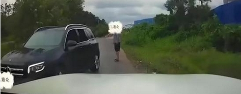 廣西防城港發(fā)布「會車遇奔馳女司機(jī)亮證逼迫讓道」事件調(diào)查結(jié)果 