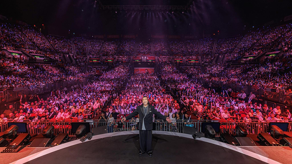 有片｜【娛樂】72歲夏韶聲「眼濕濕」答謝觀眾支持 紅館全場(chǎng)觀眾大合照留念