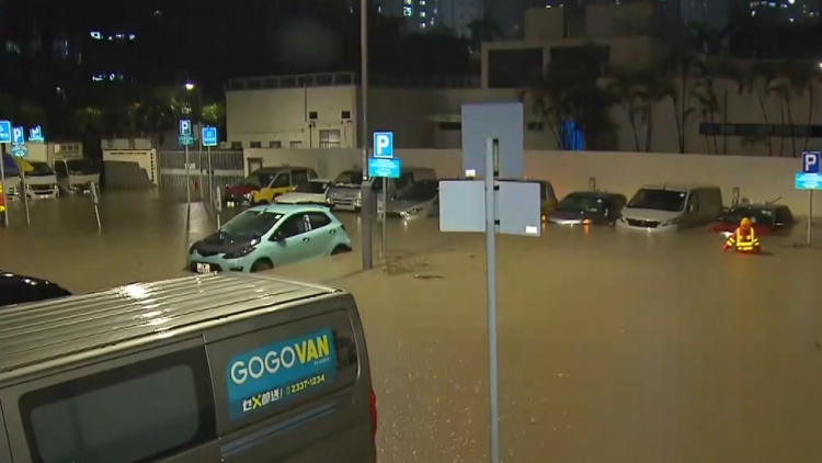 將軍澳敬賢里停車(chē)場(chǎng)水浸 渠務(wù)署「龍吸水」助清積水