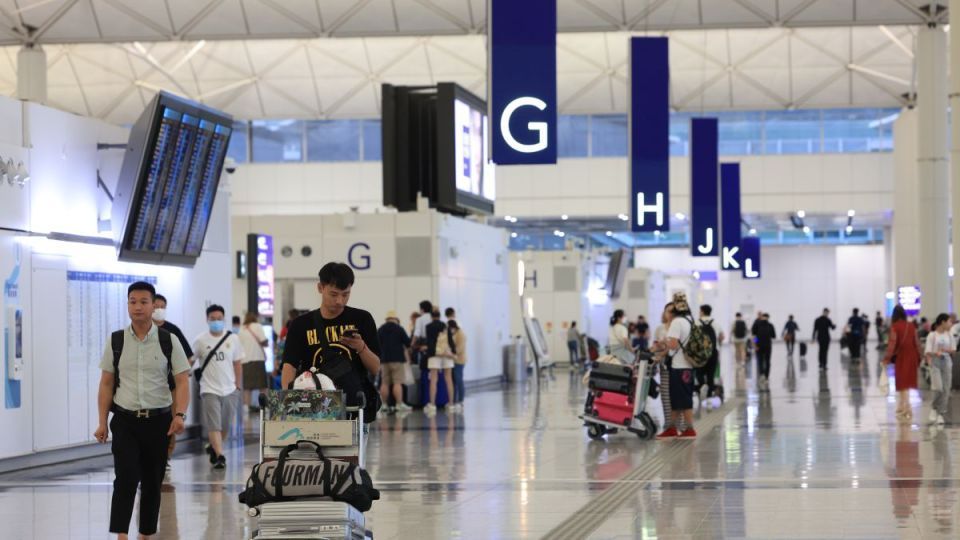 機(jī)管局：至少100航班延誤 2航班取消2航班轉(zhuǎn)飛其他機(jī)場(chǎng)