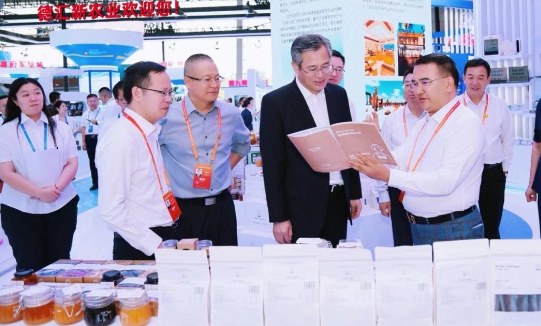 自治區(qū)黨委副書記、兵團(tuán)黨委書記、政委何忠友考察德匯新農(nóng)業(yè)