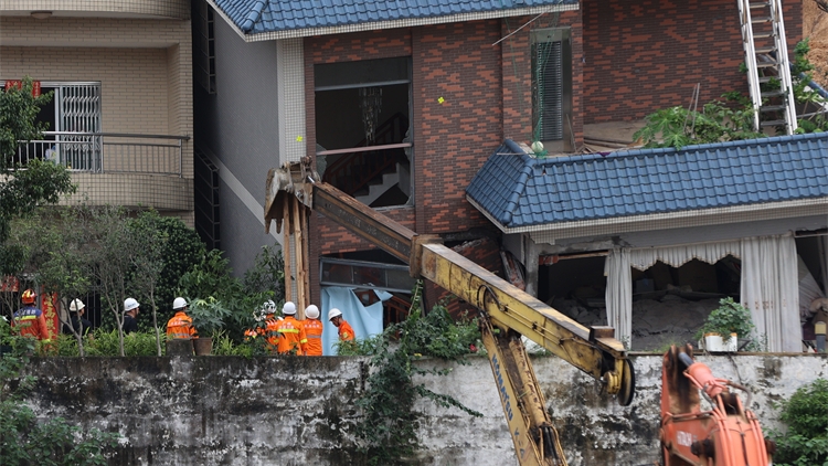 直擊廣州大源村山體滑坡現(xiàn)場(chǎng)，救援人員全力搜救中