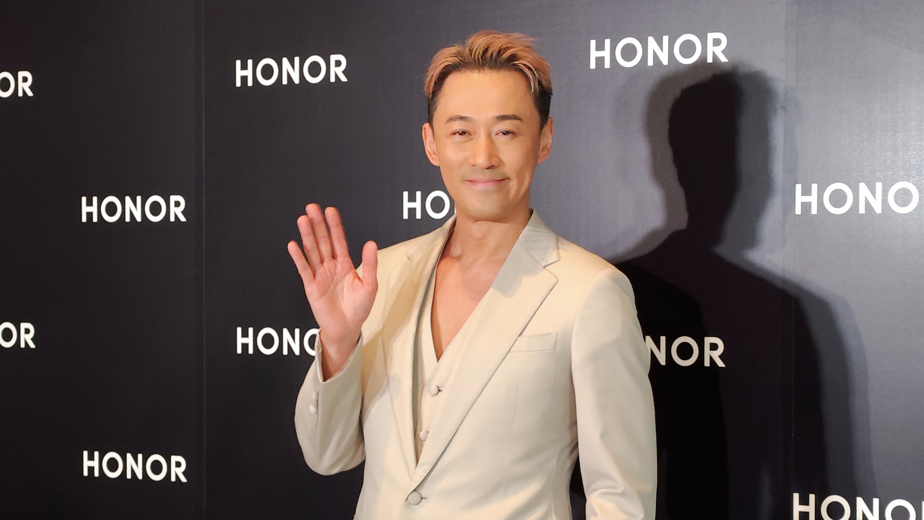 有片｜林峯舉家外遊兩周 誇讚女兒乖巧 全程Citywalk沒怨言