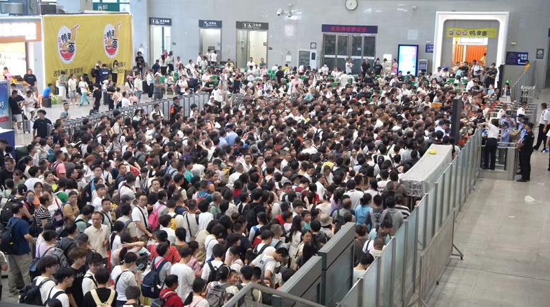 廣州大雨致火車停運 耒陽快速轉(zhuǎn)運3000旅客