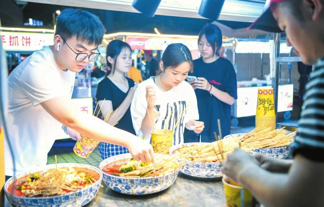 ?？谑协偵絽^(qū)攀丹社區(qū)打造公益夜市 流動攤主有了「家」