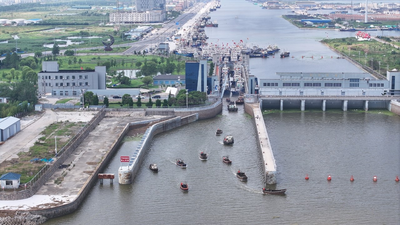 江蘇如東：黃海「小開漁」 200餘艘漁船向?！笭?zhēng)鮮」