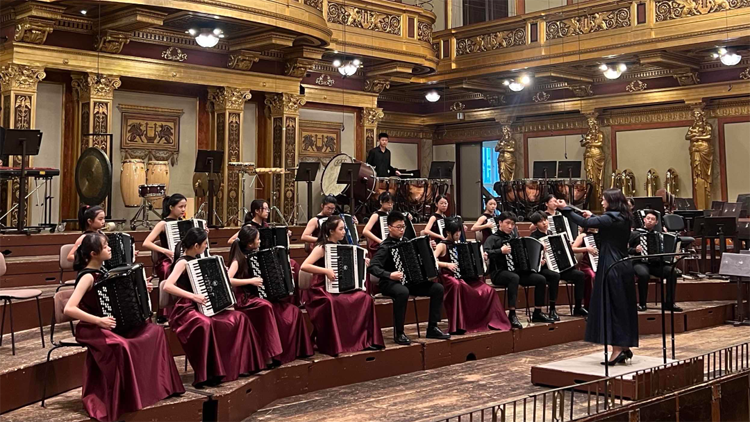 深圳青年手風(fēng)琴樂團(tuán)維也納奏響中國強(qiáng)音 摘得雙料殊榮