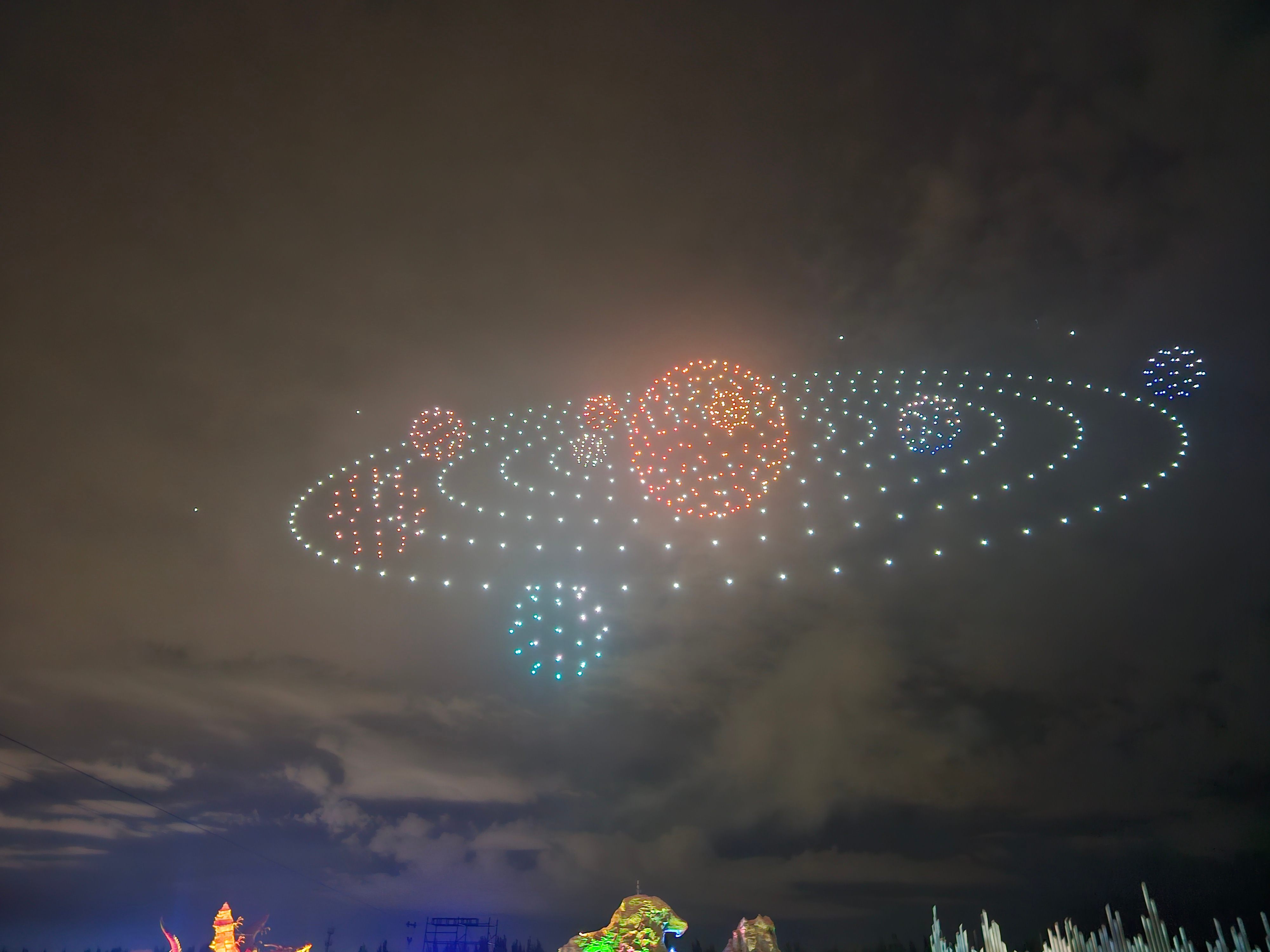 「星河漫遊」無(wú)人機(jī)天幕大秀閃耀長(zhǎng)影世紀(jì)城夜空