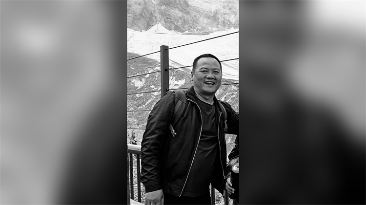 廣東旅瓊遊客 為救助溺水一家三口英勇?tīng)奚? title=