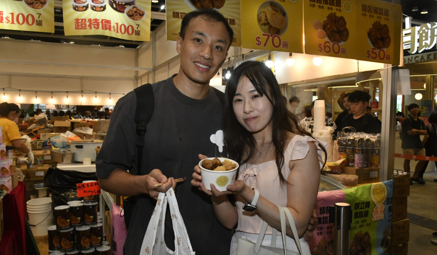 美食博覽因黑雨遲至下午開鑼  風(fēng)雨無阻市民「掃貨」決心