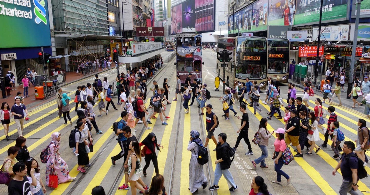 本港年中人口約752萬