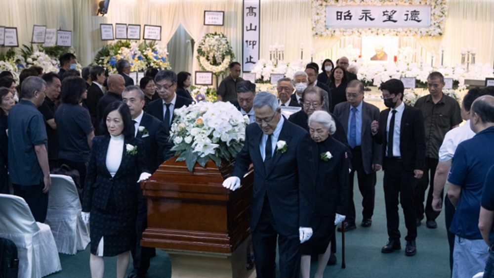 樹仁大學(xué)創(chuàng)校校監(jiān)胡鴻烈今出殯 葉劉淑儀等各界人士扶靈