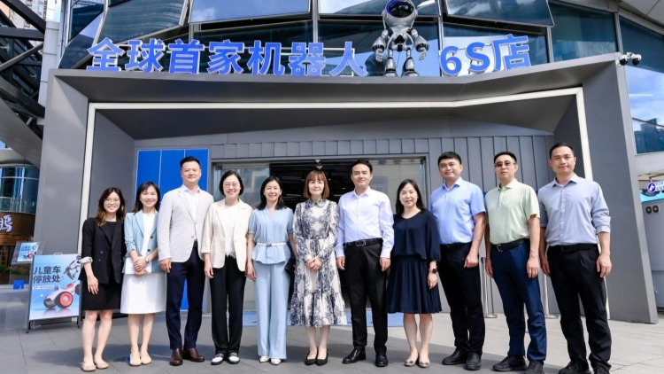 灣區(qū)專員陳潔玲赴深圳 考察全球首家機械人6S店及無人駕駛小巴